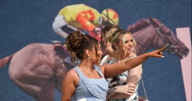 إطلالات رائعة بالقبعات الغريبة والأزياء الملونة.. فعاليات يوم السيدات الوطنى فى انجلترا