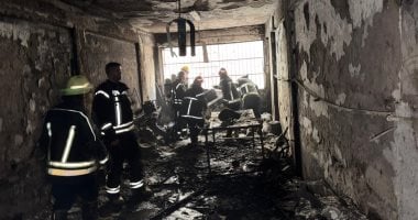 الحماية المدنية تجرى عمليات التبريد بحريق مصنع ملابس الزاوية الحمراء