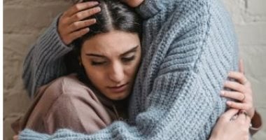 صديقك بيمر بلحظات صعبة.. قواعد إتيكيت هتقولك إزاى تدعمه 