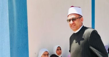 رئيس منطقة كفر الشيخ الأزهرية يناقش الطالبات للوقوف على مستواهن العلمى