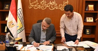 محافظ جنوب سيناء يوقع عقود تقنين أراضٍ بمدينة دهب