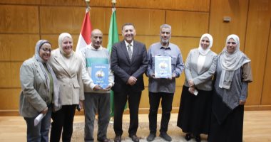 محافظ القليوبية يشهد تسليم أول عقود تقنين أراضي أملاك الدولة للمواطنين.. صور