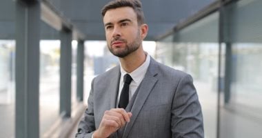 علامات بتقولك إنه نرجسى من غير ما ينطق كلمة.. ابتسامة السخرية الأبرز