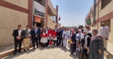 نائب محافظ القليوبية ومدير التعليم يسلمان كراسى متحركة لطلاب التربية الفكرية بشبين القناطر