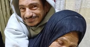 السيدة تحمل نجلها