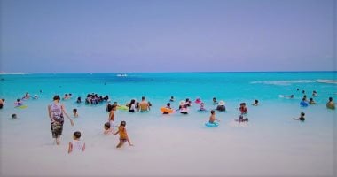 مع اقتراب موسم الصيف.. شواطئ مطروح فى انتظار عشاقها.. الأُبَيض الأجمل على البحر المفتوح.. ومنطقة القصر وأم الرَخَم وعجيبة تتميز شواطئها بالمياه النقية والرمال البيضاء وعدم الزحام.. صور