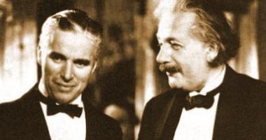 ذكرى أينشتاين.. قصة صورة جمعته مع شارلى شابلن عكست صداقتهما