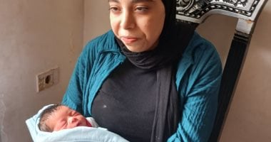 الطفلة والأم 