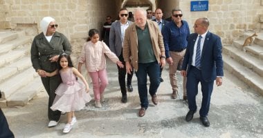 الملك السابق أحمد فؤاد الثانى يزور قلعة قايتباي الأثرية بالإسكندرية.. فيديو