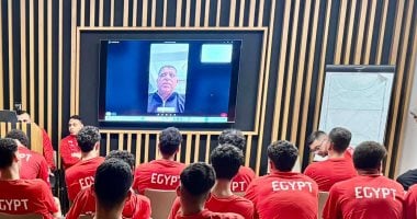 خالد فتحي يجتمع بلاعبي منتخب اليد 2008 أون لاين قبل مواجهة إسبانيا