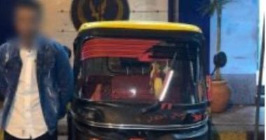 بلطجة في شوارع الدخيلة.. مسجل خطر بتوك توك يصدم سيارة محاسب ويشبعه ضربا