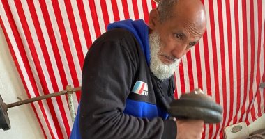 العمر مجرد رقم.. ناصر مجانص عمره 65 عاما وحول منزله لصالة كمال أجسام.. اشترى الأجهزة من أسواق المستعمل ويمارس الرياضة يوميا.. ويلعب مباريات كرة قدم وينصح كبار السن بممارسة الرياضة للحفاظ على صحتهم.. فيديو وصور