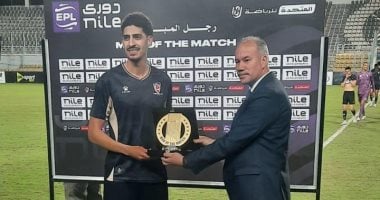 أدهم حامد يتسلم جائزة أفضل لاعب من عاطف الأيوبى مراقب المباراة