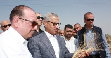 محافظ بنى سويف يفتتح موسم حصاد القمح ويوجه رسائل للمزارعين.. ويؤكد جاهزية الصوامع