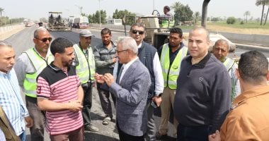 محافظ بنى سويف يتابع بدء أعمال رصف طريق دمو الفيوم ويؤكد استكمال تطوير شبكة الطرق