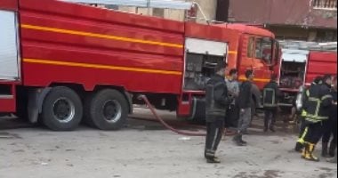 الاستماع لشهود عيان وفصل التيار الكهربي عن موقع حريق مخزن خردة بمدينة نصر