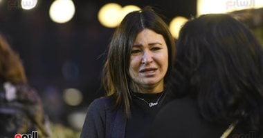 دينا رامز تتلقى عزاء والدها وطارق علام يساندها.. صور 