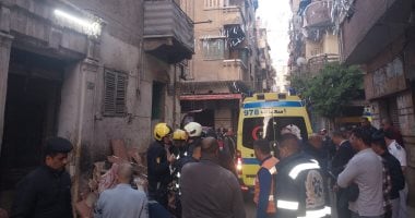 مصرع 3 أشخاص فى انهيار سقف عقار بحى وسط الإسكندرية.. صور
