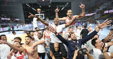 شيكابالا يحتفل مع لاعبى الزمالك بكأس مصر لكرة السلة.. صور