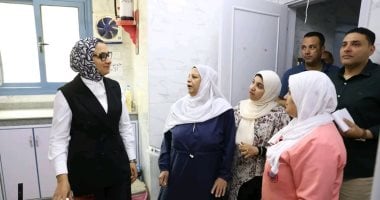 محافظ الوادي الجديد تتفقّد الوحدة الصحية بحي 25 يناير وتوجه بتوفير طبيب