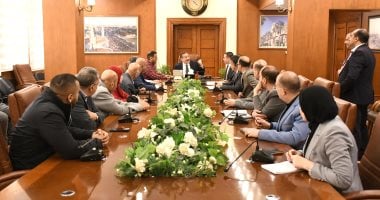 محافظ بورسعيد يوقع عقود تمليك أراضٍ لـ4 مصانع بالمنطقة الصناعية الجنوبية