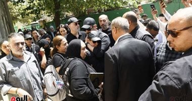 حضور فنى لافت فى جنازة والد منة شلبى بمسجد الفاروق فى المعادى