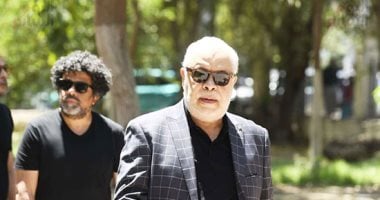  أشرف زكى وكريم عبد العزيز وأحمد رزق يساندون منة شلبى فى جنازة والدها