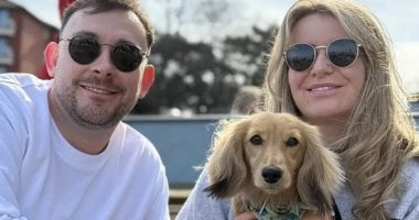 كلب ينفق على رجل وامرأة 