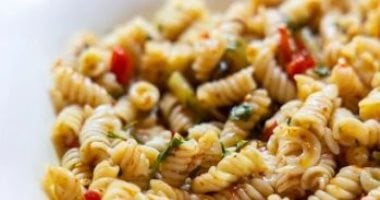 طريقة عمل سلطة المكرونة بالخضار.. طعمها حكاية 
