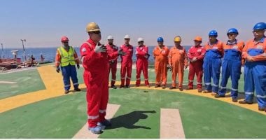 رئيس البترول البحرية يتفقد البارج 11 لمتابعة إنزال خط تنمية حقل الزعفرانة البحري