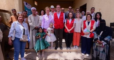 سفيرة الاتحاد الأوروبى وسفير إسبانيا فى زيارة لعدد من المشروعات بأسوان.. الوفد يتفقد مشروع بذور المستقبل.. 1.75 مليون يورو تكلفة مشاريع زراعية.. وأنجلينا: أنا بحب الملوخية وعجبنى العيش الشمسى.. صور وفيديو