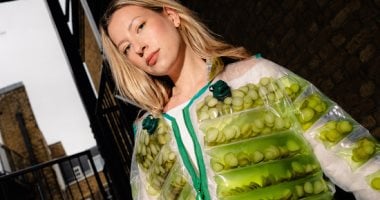 سلسلة مطاعم تصدر جاكيت محشوا بالخيار المخلل للترويج لقائمتها.. صور 