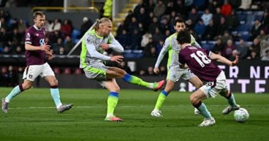 مانشستر سيتي يهزم بيرنلي ويواصل الضغط على صدارة الدوري الإنجليزي