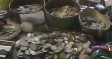 كنز في درجك.. الربع جنيه القديم يُباع بـ15 ألف جنيه بسوق الأنتيكات (فيديو)