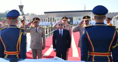 الرئيس السيسى يضع أكاليل الزهور على شهداء القوات المسلحة وقبر السادات بمناسبة ذكرى تحرير سيناء