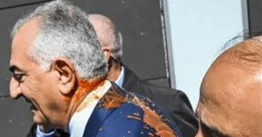 هجوم مفاجئ فى برلين.. رش سائل أحمر على رضا بهلوى بعد مؤتمر ضد إيران