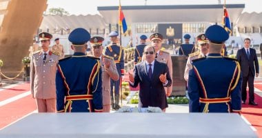 بمناسبة ذكرى تحرير سيناء.. الرئيس السيسى يضع أكاليل الزهور على شهداء القوات المسلحة وقبر السادات 