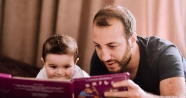 اليوم العالمى للكتاب.. 5 حيل ذكية تخلى طفلك يعشق القراءة 