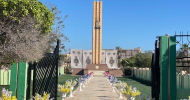 وضع إكليل من الزهور على قبر الجندى المجهول بالعريش فى عيد تحرير سيناء.. صور