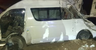 مصرع شخص وإصابة 14 فى انقلاب ميكروباص على طريق سفاجا - قنا