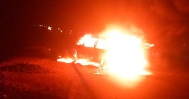 السيارة المحترقة مع وجود سيارات الإسعاف في موقع الحادث