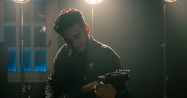 الحسن عادل يطرح أحدث كليباته بعنوان "احكيلى وفضفضلي"