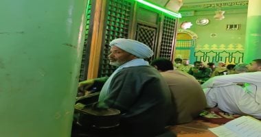 أذكار من داخل مقام العارف بالله الشيخ مصطفي عبد السلام بإدفو.. مباشر
