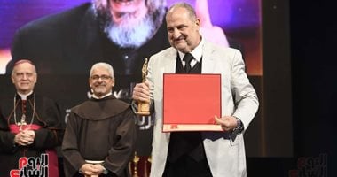 خالد الصاوي من تكريمه بالمركز الكاثوليكي: العام الماضي مكنتش قادر اطلع السلم.. صور 