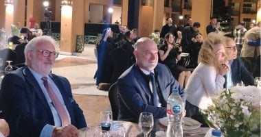 مدير معهد جوستاف روسى بفرنسا يقدم منحة تدريبية للفائزين بمؤتمر الإيسكو