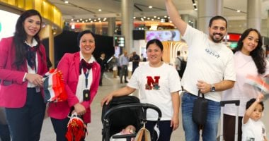 مطار القاهرة يحتفل بعيد تحرير سيناء مع الركاب بالورود والشيكولاتة  