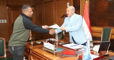 محافظ السويس يستجيب لشكوى مواطن ويوجه بإنهاء أوراقه خلال 24 ساعة