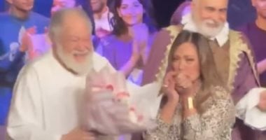 ليلي علوي تقبل يد يحيي الفخراني