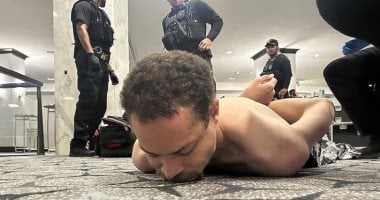 مطلق النار بعد القبض عليه