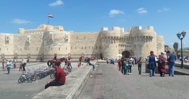 قلعة قايتباى تستعد لموسم سياحى صيفى جديد.. تعديل مواعيد الغلق لـ8 مساء.. 3 عروض للصوت والضوء يوميا.. الأسماك النادرة بمتحف الأحياء المائية «ممتعة».. والرحلات البحرية بالقوارب وركوب الحنطور الأكثر تميزا.. صور